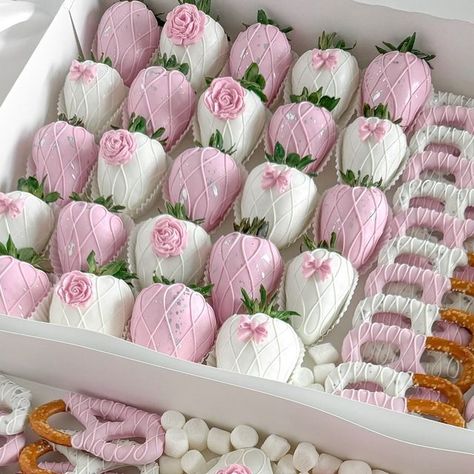 Pink Strawberry Chocolate, Pink And White Treats, Coquette Chocolate Covered Strawberries, Coquette Dessert Table, Pink And White Strawberries, Coquette Treats, Bow Desserts, Coquette Desserts, Flower Pretzels