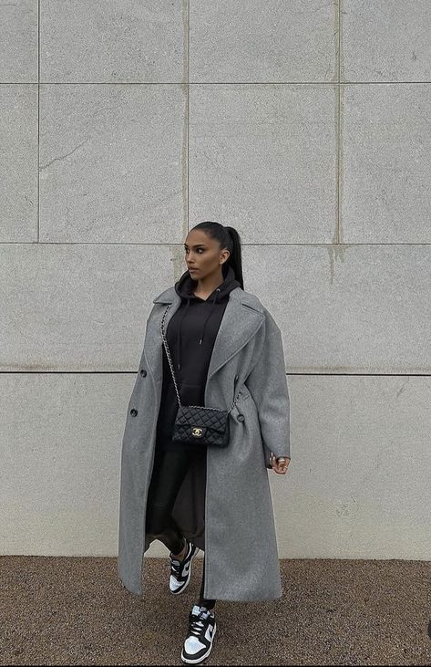 Long Grey Coat Outfit, Black Capsule Wardrobe, Grey Coat Outfit, Peacoat Outfit, Trenchcoat Style, Long Coat Outfit, Comfy Outfits Winter, Mode Zara, Casual Day Outfits