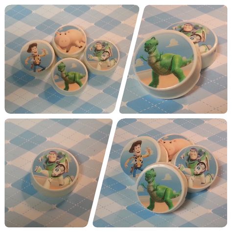 Toy Story Chocolate-covered Oreos. www.facebook.com/merrygosweets Toy Story Oreos Chocolate Covered, Edible Party Favors, Chocolate Dipped Oreo, Toy Story Theme, Covered Oreos, Oreo Cookie, Toy Story Party, Chocolate Covered Oreos, Cookie Ideas