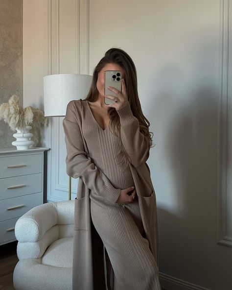 Summer Pregnancy Outfits, Pregnancy Fashion Winter, Cami Bodycon Dress, Winter Maternity Outfits, Preggo Fashion, Pretty Pregnant, Maternity Chic, Mommy Outfits, Cute Maternity Outfits