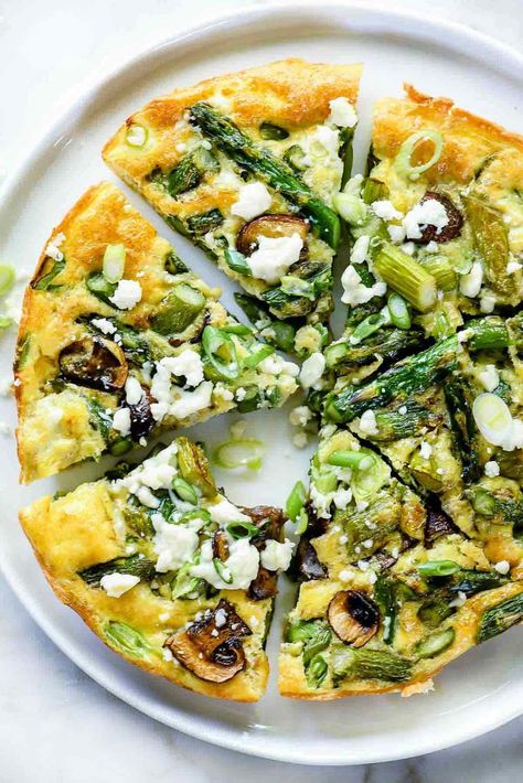 Asparagus and Mushroom Frittata with Goat Cheese | foodiecrush.com Uni Recipes, Asparagus Ricotta, Ricotta Frittata, Mushroom Asparagus, Asparagus Mushroom, Mushroom Frittata, Asparagus Frittata, Easy Asparagus Recipes, Goat Cheese Frittata