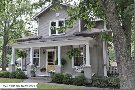 Pretty gray house with white trim, looks so fresh with the leafy greens.  ~Deborah Beach House Exterior Colors, Rustic Farmhouse Exterior, Exterior House Siding, Craftsman Homes, Farmhouse Exterior Design, Green Exterior, Beach House Exterior, Exterior House Color, Siding Colors