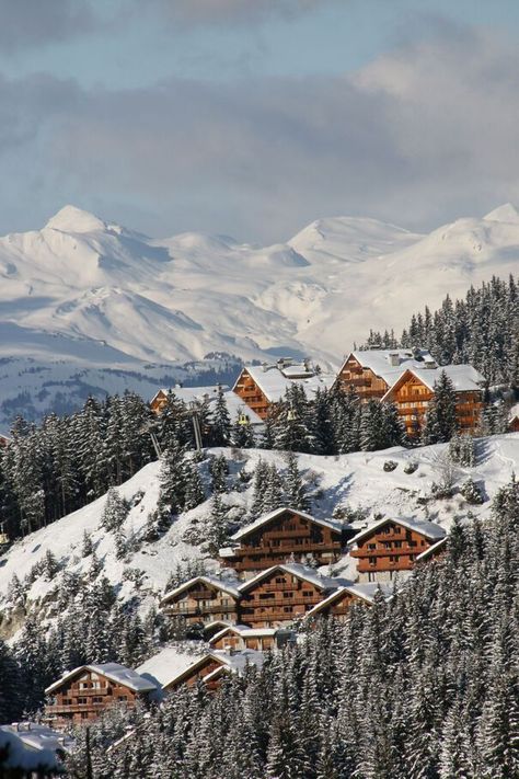 Voici le top 10 des stations de ski dans lesquelles les Fra... - Grazia.fr Meribel France, Skiing Aesthetic, Winter Resort, Ski Slope, Ski Vacation, Ski Holidays, Ski Season, Iphone Background Images, Winter Scenery