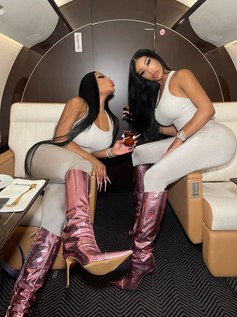 Shannade Clermont, Eileen Kelly, Clermont Twins, Streetwear Lookbook, Ig Baddies, Twin Outfits, Clipuri Video, Bratz Doll, Twin Sisters