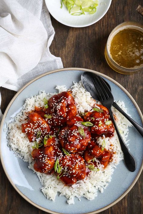 Vegan Gochujang Cauliflower | Olives for Dinner Gochujang Cauliflower, Vegan Gochujang, Gochujang Recipe, Vegan Fried Chicken, Spicy Cauliflower, Vegan Stew, Cauliflower Dishes, Indulgent Food, Baked Cauliflower