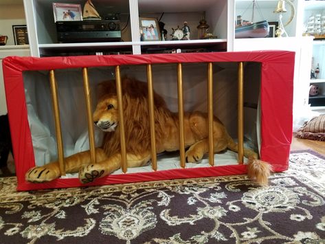 Circus Prop Pallet Project DIY Lion in a Cage Diy Circus Train Car, Lion Cage Circus Diy, Diy Circus Props, Circus Homecoming Theme, Circus Diy Decorations, Circus Stage Design, Circus Decorations Diy, Circus Vbs, Circus Diy