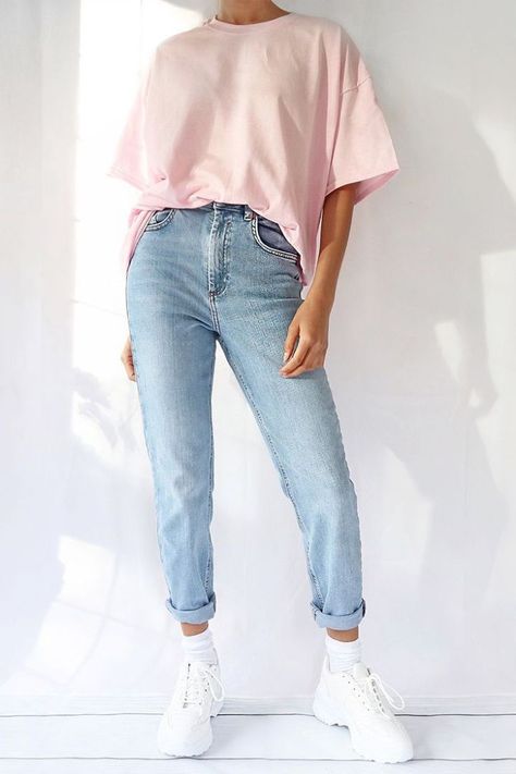 There are several approaches you can take to wearing a pink t-shirt with trousers. Light blue jeans are an excellent way for men to counteract the femininity of the pink shirt. Denim in darker shades can also look good, but it's best to stay away from anything that's too light or too faded. #pinktshirtwithjeans #jeanswithpinktshirt Pink Oversized T Shirt Outfit, Pink Oversized Tshirt Outfit, Style Oversized Tshirt Jeans, Pink Tshirt Outfit Casual, Oversized Tshirt And Jeans Outfit, Loose T Shirt Outfit, How To Style Oversized Tshirt With Jeans, Baggy Tshirt Outfit Oversized Tee, Vintage Shirts Outfit