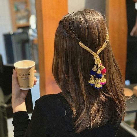 What's Trending In Bridal Hair Accessories & Hairstyles | WedMeGood Paranda Hairstyle, Navratri Hairstyles, Hair Accessories Hairstyles, Indian Hair Accessories, Accessories Hairstyles, Hair Style On Saree, Hair Style Vedio, Traditional Hairstyle, Bridal Hair Buns