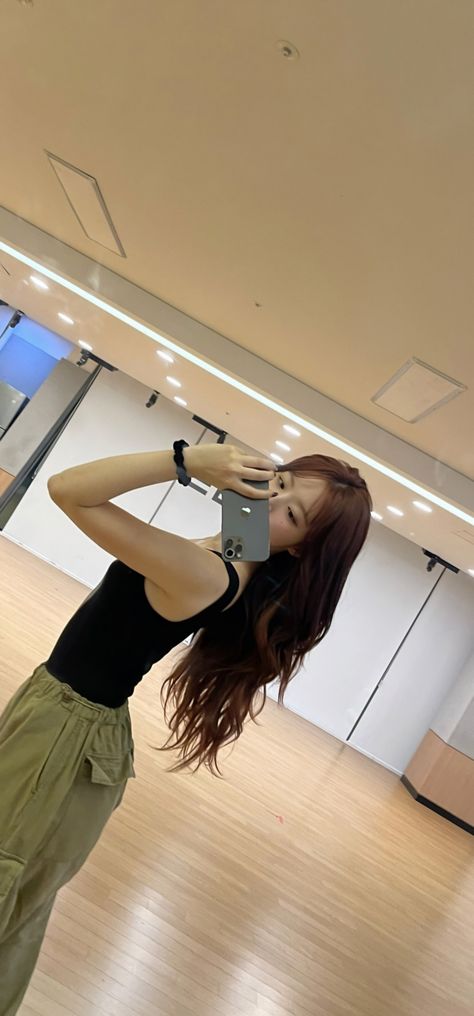 Shuhua wallpaper #shuhua #gidle #wallpaper Shuhua Gidle Wallpaper, Shuhua Wallpaper, Lesserafim Wallpaper, Yeh Shuhua, G I Dle, Mirror Selfie, Actresses, Wallpapers, Anime