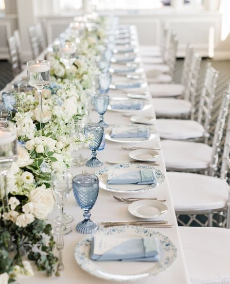 Blue And White Wedding Reception Decor, Dark Blue Hydrangea Wedding, Coastal Chic Wedding Flowers, Blue And White Table Setting Wedding, Blue And White Elegant Wedding, French Blue Wedding Reception, Costal Wedding Tables, Wedding Luncheon Ideas Decor, Dusty Blue Wedding Reception Tables