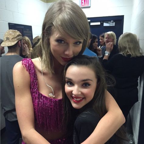 Taylor Swift backstage with fan - 1989 World Tour: Pittsburgh, Pennsylvania. Dance Moms Kendall, Kendall K Vertes, Dance Moms Clips, Dance Moms Pictures, Dance Moms Dancers, Dance Mums, Maddie And Mackenzie, Kendall Vertes, Maddie Ziegler