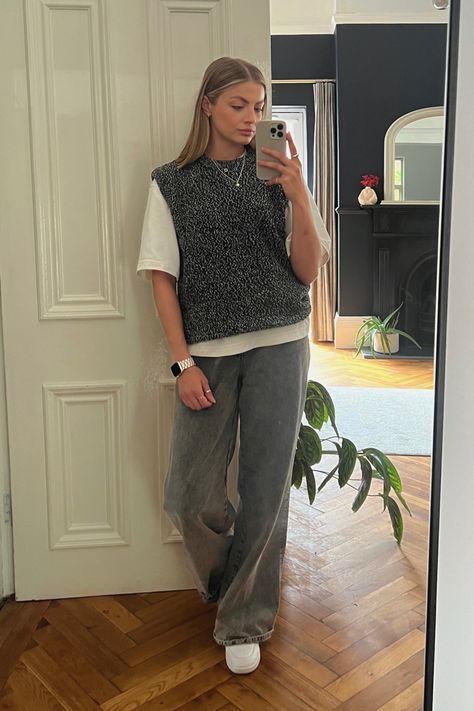 Grey Knit Vest Outfit, Grey Vest Outfit, Grey Wide Leg Jeans, Knitted Vest Outfit, White Knit Vest, Jean Vest Outfits, Wide Leg Jeans Black, Knit Vest Outfit, Waistcoat Sweater