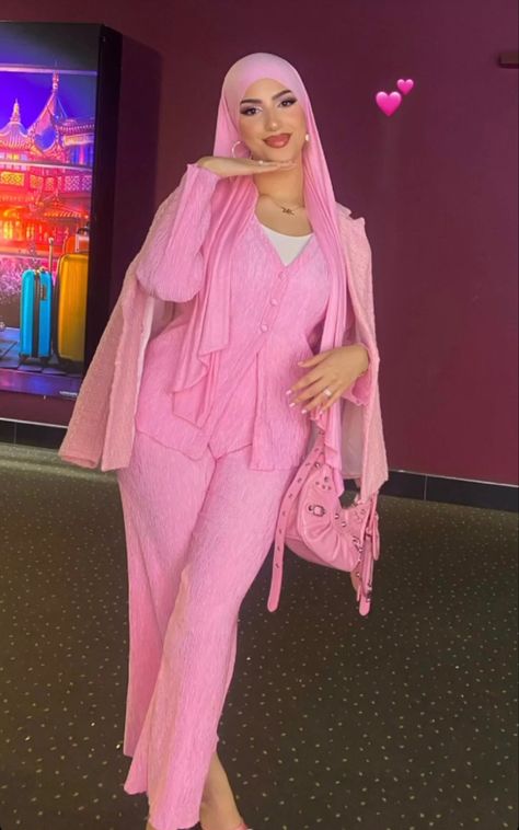 #barbie #modestclothing Barbie Fashionista Clothes, Hijabi Barbie Outfit, Dubai Fits, Hijab Barbie, Hijabi Barbie, Rich Girl Outfit, Hijab Streetwear, Fashion Outfits Modest, Hijab Clothes