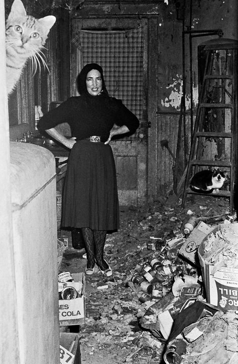 Little Edie Beale and cat in Grey Gardens in 1972 Grey Gardens House, Edie Bouvier Beale, Edith Bouvier Beale, Edie Beale, Little Edie, Gray Gardens, Lee Radziwill, Grey Gardens, Marlene Dietrich