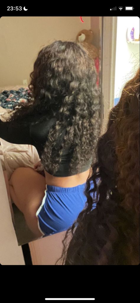 Mirror Pics No Face Curly Hair, Faceless Pics Curly Hair, Mirror Pics Curly Hair, Light Skin Curly Hair Girl, Curly Hair Selfie Instagram, Curly Hair Snap, Light Skin Aesthetic, Curly Hair Mirror Pic, Latina With Curly Hair