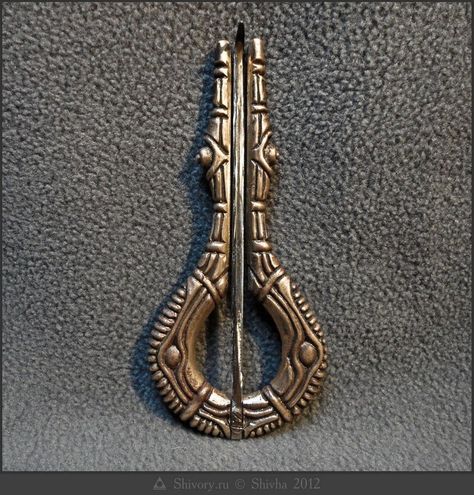 Jaw harps (known as Khomus in Tuva) are used in many parts of Siberia to support shamanic trance chants. Viking Fashion, Jaw Harp, Dnd Bard, Hurdy Gurdy, Play That Funky Music, Shamanic Journey, Hobbies To Try, Crop Circles, Fortune Telling