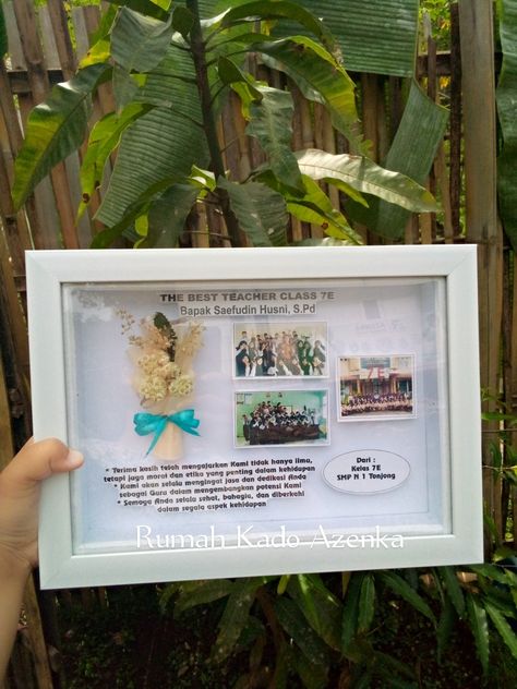 Kado frame ini di tujukan untuk guru tercinta sebagai hadiah kenang kenangan yang indah Kado Untuk Guru, Kado Guru, Kado Hari Guru, Bouquet Frame, Teachers Day Gifts, Simple Quotes, Gift Business, Photo Frame, Diy And Crafts