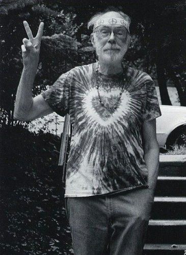 This hippie is living his life just the way he wants! Peace, man! Hippie Style Men, Chicago Seven, Hippie Men, Peace Fingers, Hippie Life, Hippie Love, Hippie Art, Save The Planet, Summer Of Love