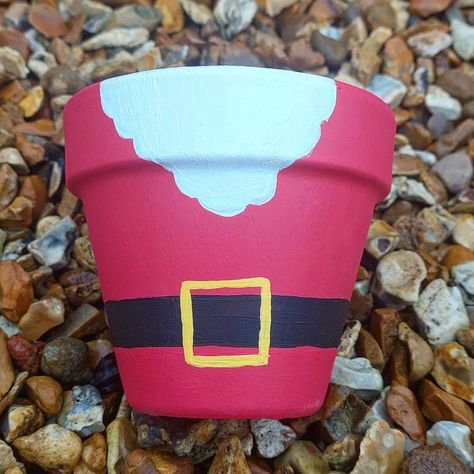 Plant Pot Christmas Ideas, Terracotta Pots Painted Christmas, Santa Flower Pots, Christmas Crafts With Clay Pots, Flower Pot Painting Ideas Christmas, Christmas Pot Painting Ideas, Christmas Pot Ideas, Christmas Flower Pots Outdoor, Christmas Plant Pots