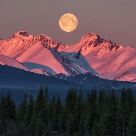 Mountain Trekking, Mountain Landscape Photography, Landscape Photography Nature, Mountain Sunset, Moon Photography, Mountain Photography, Pretty Sky, Wild Nature, Art Challenge