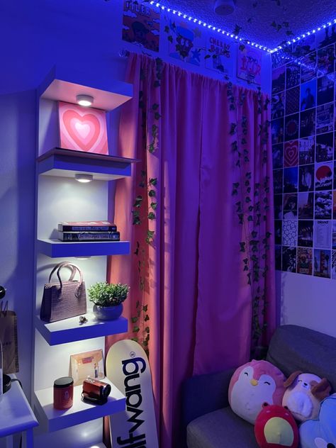 Latina Room Aesthetic, Girly Interior, Hypebeast Decor, Room Organization Bedroom, Neon Bedroom, Luxury Room Bedroom, Dorm Room Designs, Retro Room, Dorm Room Inspiration