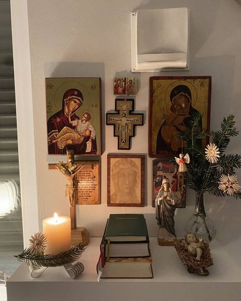 Home Altar Catholic, Rum Inspo, Catholic Altar, Prayer Bible, Catholic Decor, Prayer Corner, Prayer Time, Religious Pictures, Catholic Images