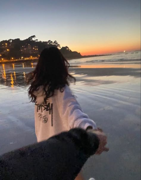 Beach With Girlfriends, Lover Asthetic Picture, Poses To Do With Your Girlfriend, Asthetic Picture Couple Goals, Beach With Boyfriend Aesthetic, Couple At Beach Aesthetic, Watching Sunset With Boyfriend, Couple On Beach Aesthetic, Girlfriend Pictures Aesthetic