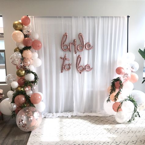 Bridal Shower Backdrop With Balloons, Bridal To Be Decorations, Bridal Shower Party Ideas Decorations, Pink Bridal Shower Ideas Decoration Simple, Bridetobe Party Decoration, Bridal Shower Simple Decorations, Bridal Getting Ready Room Decor Ideas, Bridal Shower Room Decorations, Bride To Be Bridal Shower Ideas