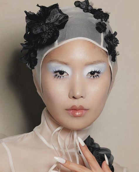 The 14 Best Beauty Trends From the Spring 2025 Runways Harris Reed, Marcel Waves, Colored Shadow, Peach And Lily, Brow Pomade, Black Mascara, Fake Lashes, Gel Liner, Fashion Week Runway