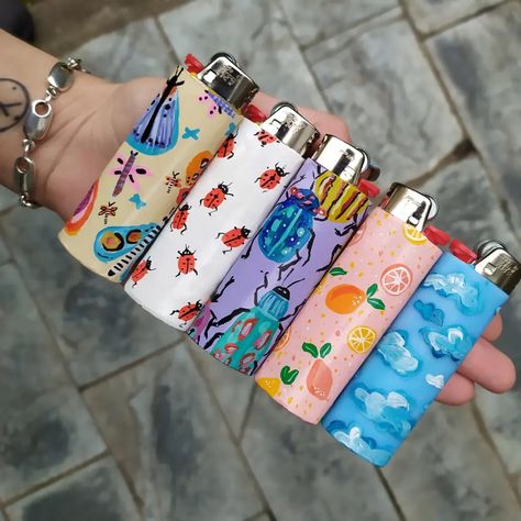 Hand Painted Lighters, Cute Lighters Diy, Painted Lighter Ideas, Lighter Design Ideas, Painted Lighters Aesthetic, Cool Lighter Designs, Diy Lighter Painting, Painted Lighter Aesthetic, Decorated Lighters Diy