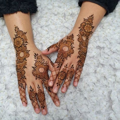 Left Hand Palm Mehndi Design, Unique Henna Designs Palm, Mehendi Design Palm, Mehendi Palm Design, Mehndi Palm Designs, Mehandi Designs For Palm, Palm Mehndi Design Unique, Simple Mehendi Designs Palms Easy, Henna Palm Designs