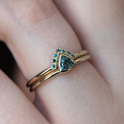 Capucinne 💎 on Instagram: “The weekend aka two days to treat yo’ self 💅🏼 Pictured here our Brooke ring with teal trillion sapphire and a matching band with blue…” Wedding Ring Sets Simple, Blue Diamond Wedding Ring, Blue Diamond Ring, Buying An Engagement Ring, Chevron Ring, Bridal Engagement Rings, Diamond Ring Settings, Gold Ring Stack, Morganite Ring