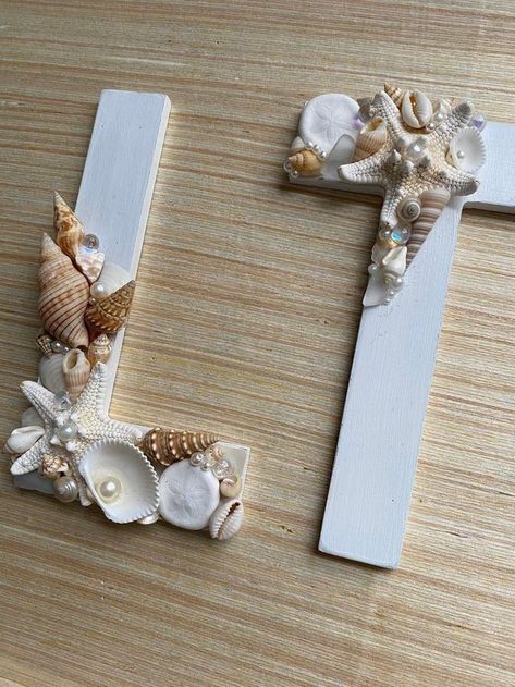 Beach Themed Weddings, Seashell Letter, Deco Surf, Beach Room Decor, Gorgeous Centerpieces, Shell Crafts Diy, Themed Weddings, Mermaid Beach, Beach Diy