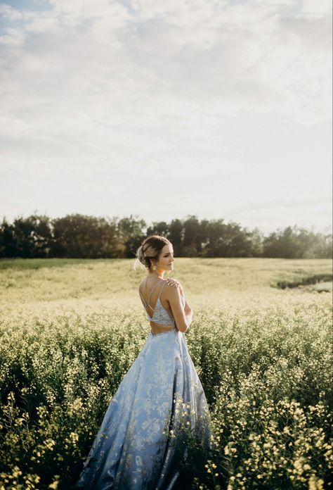 Grad Photoshoot Ideas Dresses, Grad Photoshoot Dress, Photoshoot Prom Ideas, Grad Dress Picture Ideas, Vintage Prom Photoshoot, Grad Dress Photo Ideas, Grad Photography Poses, Prom Pictures In A Field, Prom Dress Senior Pictures