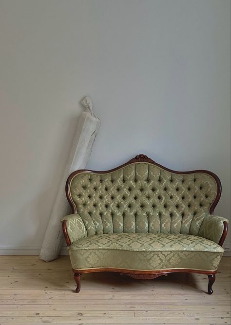 French Couch Vintage, Grandma Couch Aesthetic, Cottage Core Sofa, Vintage Couches Living Room, Vintage Sofa Aesthetic, Antique Couch Living Room, Antique Sofa Living Room, Cottagecore Couch, Grandma Couch