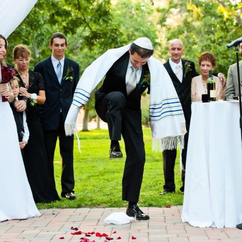 When we talk about Jewish culture is important to know a little bit about their background, they have a history longer than four thousand years and it was born in the ancient Israel. The Judaism is not only a matter of beliefs but also it includes the practice turning it into not only a religion but an orthopraxy. #jewishwedding #jewishbride #jewishwedding #jewish #jewishlife #jewishgirl #wedding #israel #jewishfood #jewishart #jewishgirls #jewishholidays #simcha #jewishmemes #judaica #kosher Wedding Meaning, Jewish Wedding Traditions, Jewish Bride, Jewish Marriage, Jewish Wedding Ceremony, Jewish Weddings, Abraham And Sarah, Jewish Girl, Wedding Spain