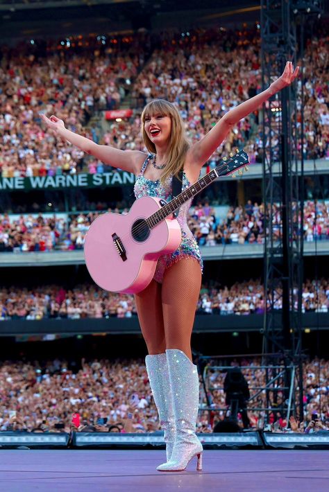 Bookmarks / X Instagram Taylor Swift, Pink Guitar, Pop Queen, Taylor Swift Wallpaper, Long Live Taylor Swift, Live Taylor, Taylor Swift 13, Taylor Swift Pictures, Taylor Swift Style