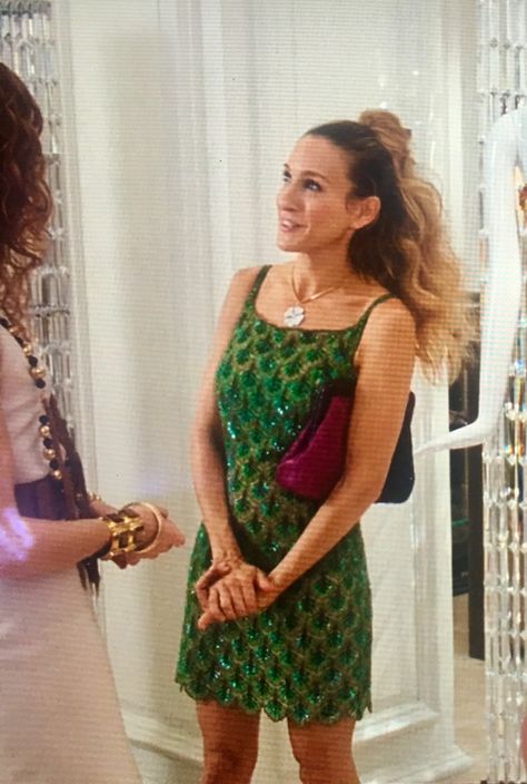 Carrie Bradshaw Green Dress, Carrie Bradshaw Brunch Outfit, Satc Inspired Outfit, Sexandthecity Carrie Bradshaw Outfits, Carrie Bradshaw Best Outfits, Carrie Bradshaw Night Outfits, Carrie Bradshaw Party Outfit, Cary Bradshaw Style, Iconic Carrie Bradshaw Outfits