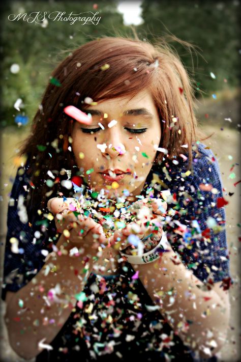 Confetti Popper Photoshoot, Blowing Confetti Picture, Confetti Poppers, Instagram Username Ideas, Confetti Photos, Photoshoot Poses, Confetti, Family Photography, Photography