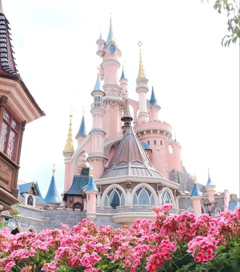 Disneyland World, Pink Castle, Disney Side, Paris Aesthetic, Wallpaper Iphone Disney, Disney Aesthetic, Disney Lover, Happiest Place On Earth, Disneyland Paris