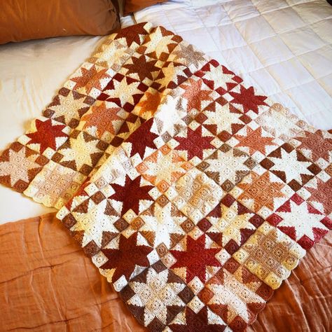 Therese Hagstedt sur Instagram : Yes, it’s finished!!!! 48 stars and 768 granny squares done 🤗 I’ve used hook size 3 mm and one thread of fingering weight merino wool held… Crochet Blanket With Scrap Yarn, Variegated Granny Square, Crochet Quilt Squares, Patchwork Granny Square Blanket, Mohair Pattern, Knitting Blankets, Crochet Quilt Pattern, Crochet Gnomes, Granny Square Quilt