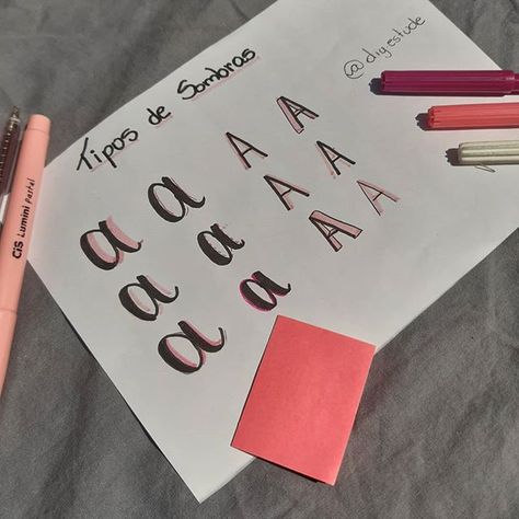 dicas de como fazer sombras no lettering #studygram #study #sombras #sombrasemlettering #rosa #postit Anime, Pins, Instagram