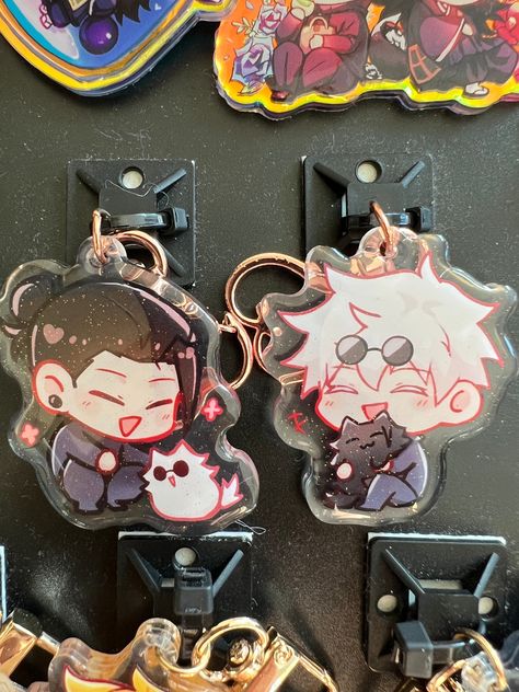 ★ Two 2 inch glitter epoxy charms of Geto with Gojocat and Geto with Gojocat.  ★ This is a two charm set. ★ Comes with a gold heart clasp. ★ Art drawn by Alice! https://twitter.com/YuliceChan Bnha Keychain, Anime Things To Buy, Funky Keychains, Anime Charms, Art Merch, Anime Accessories, Anime Crafts, Cat Mask, Anime Figurines