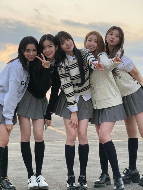 Korean Friends Group, Jimin Seulgi, Friends Group Photo, Group Picture Poses, Korean Friends, Friendship Photoshoot, Korean Best Friends, Girl Friendship, Bff Photoshoot Poses