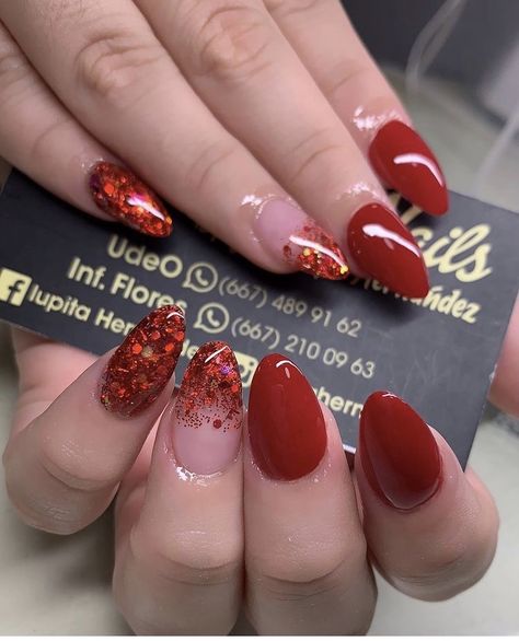 Red Almond Nails Designs Glitter, Red Classy Christmas Nails, Red Glitter Nails Almond, Red And Gold Almond Nails, Nails Rojas Cortas, Glitter Nails Red, Red Nails Glitter, Purple Acrylic Nails, Diva Nails