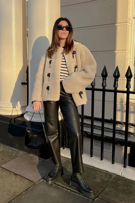 Shearling Coat Outfit, Shearling Jacket Outfit, Faux Fur Coats Outfit, Black Shearling Jacket, Mango Coats, Chic Blazer, Leather Shirt, Shearling Coat, Coat Outfits