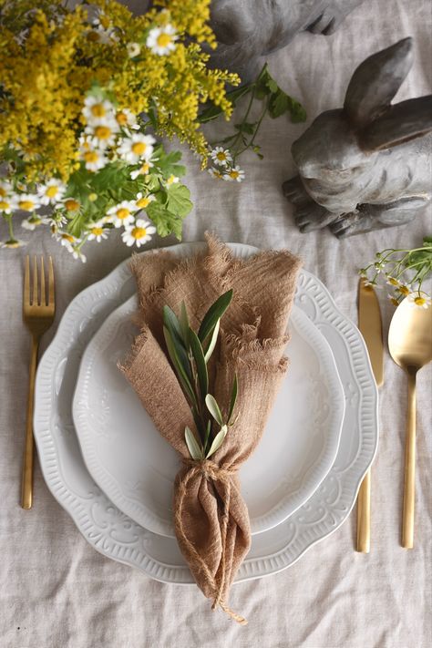 Ideas on how to decorate tpur easter table Easter 2024 Decor, Minimal Easter, Easter Tables, Easter Inspiration Decor, Easter Dinner Table, Easter Kitchen, Family Dinner Table, Easter Egg Art, Easter Table Settings