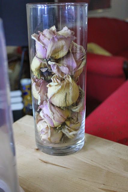 What do you do with your dead or dried-up roses? Here's a quick DIY to re-purpose flowers! What To Do With Dead Roses, Dead Flowers What To Do With, What To Do With Dead Flowers, Dried Roses Ideas Diy, Things To Do With Dried Flowers, Dead Roses, Drying Flowers, Dried Flowers Diy, Plants Hanging