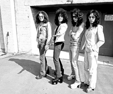 KISS no makeup Kiss Without Makeup, Banda Kiss, Eric Singer, Vinnie Vincent, Eric Carr, Peter Criss, Kiss Pictures, Kiss Army, Vintage Kiss