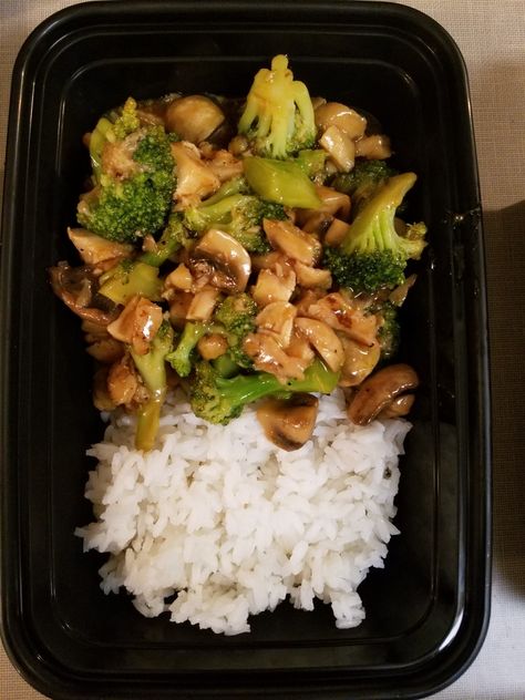 Chicken stir fry. Broccoli mushrooms green onions rice Stir Fry Broccoli, Chicken Rice Broccoli, Egg Mushroom, Rice For Dinner, Rice And Chicken, Plats Healthy, Healthy Lunch Snacks, Healthy Food Inspiration, Easy Healthy Meal Prep